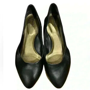 Soft Style Size 7 Black Flats Never Worn Brand New Purchased  from Amazon